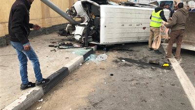 مصرع 3 وإصابة 18 في انقلاب أتوبيس ركاب بالطريق الصحراوي بقنا