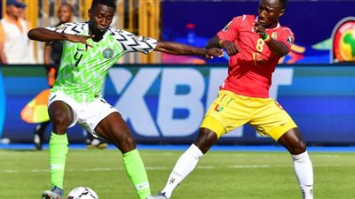 رئيس هوريا الغينى يتابع مباراة نيجيريا وغينيا