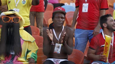 مشجع أوغندي يدعم الكونغو بـ”البكيني” في ستاد القاهرة (صور)