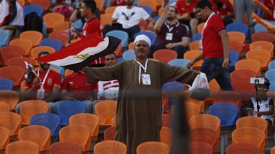 رقص بالجلابية البلدي.. مشجع يُلهب حماس الجماهير المصرية في مدرجات استاد القاهرة