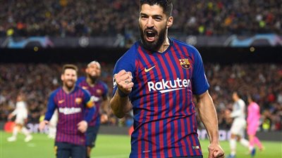 نجم برشلونة الإسبانى يتابع مباراة السنغال والجزائر من مدرجات الدفاع الجوى