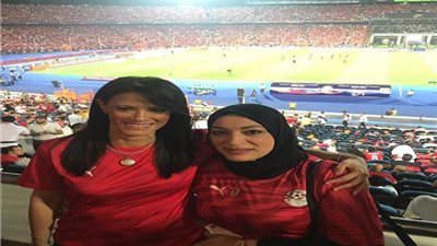 وزيرة السياحة في مدرجات ستاد القاهرة بصحبة الراقصة إيمى سلطان (صورة)