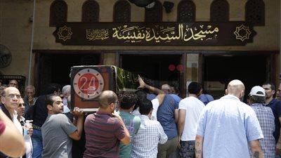 بدء صلاة الجنازة على الفنان عزت أبو عوف بمسجد السيدة نفيسة (صور)