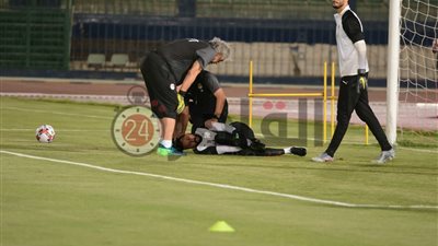أحمد ناجي يدافع عن نفسه بعد إصابة جنش: أدرس الأحمال التدريبية للحراس خارج مصر
