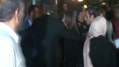 غادة والي تقدم واجب العزاء فى عزت أبو عوف بمسجد الشرطة (فيديو)