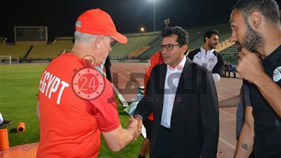 وزير الشباب والرياضة يحفز لاعبي المنتخب المصرى قبل مواجهة دور الـ16 (صور)