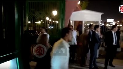 محمد فؤاد وأبو يقدمان واجب العزاء في عزت أبو عوف بالشيخ زايد (فيديو)