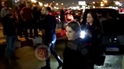 بوسي وابنة نور الشريف يقدمان واجب العزاء فى عزت أبو عوف (فيديو)