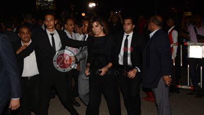 نبيلة مكرم تقدم واجب العزاء فى عزت أبو عوف (صورة)