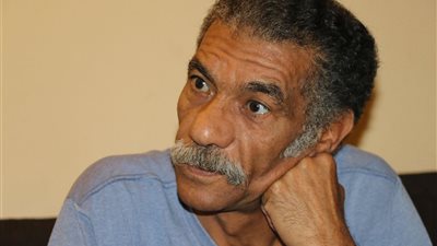 سيد رجب يتخلى عن “الشارب” ويظهر في عزاء عزت أبو عوف بـ”لوك” جديد (صورة)