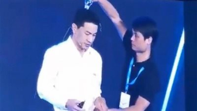 شاب يسكب الماء على رئيس شركة “بايدو” الصينية