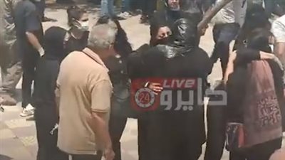 انهيار ابنة وزوج فتحية طنطاوي أثناء تشييع جثمانها (فيديو)