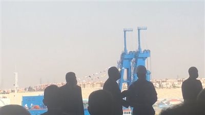 مدبولي يسلم درع حسين طنطاوي للربان أحمد طنطاوي سليمان (فيديو)