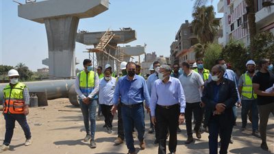 بتكلفة 290 مليون جنيه.. محافظ المنيا يتفقد إنشاء كوبري ملوي أعلى ترعة الإبراهيمية