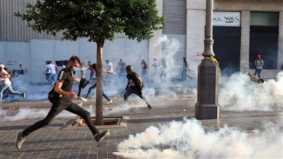 إصابة 54 لبنانيًا في اشتباكات مع الأمن بذكرى انفجار مرفأ بيروت