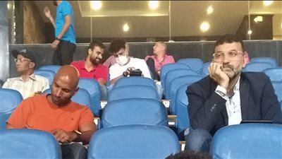 عبد الرحمن مجدي يساند لاعبي الإسماعيلي أمام بيراميدز في الظهور الأول بعد إيقافه (صور)