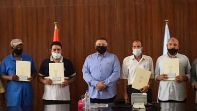 محافظ البحر الأحمر يسلم عقود 