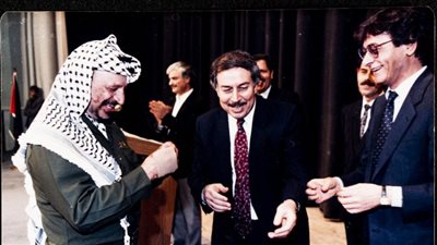 ولد بمصر وأسس فتح ونعاه درويش.. أبرز محطات في حياة المناضل الفلسطيني ياسر عرفات