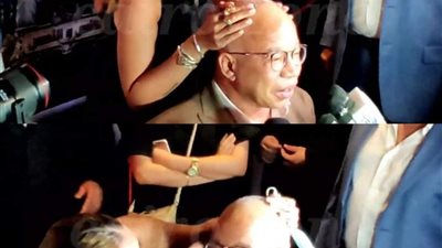 منة شلبي تُقبل رأس شريف دسوقي في العرض الخاص لـ الإنس والنمس