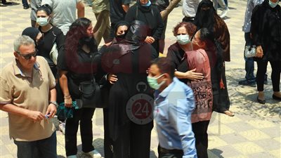 بكاء ابنتها وزوجها.. مشاهد من جنازة فتحية طنطاوي بمسجد الحصري 