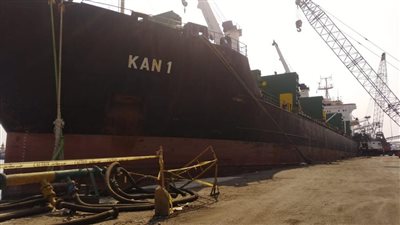 تفريغ 3600 طن حديد وشحن 297 طن معدات بميناء غرب بورسعيد