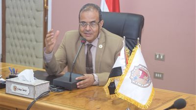 القائم بأعمال رئيس جامعة سوهاج يلتقي وفدًا طلابيًا من كندا وصربيا