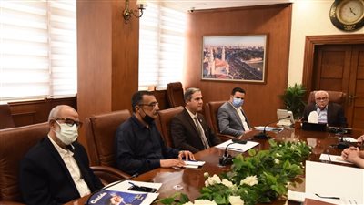 محافظ بورسعيد يوجه بالاستمرار في رصف عدد من الطرق بالمدينة