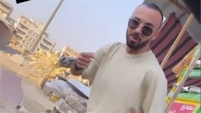 نجما الأهلي يتناولان الإفطار على عربة فول (فيديو) 