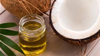 بالرغم من فوائده العديدة..هل يلحق زيت جوز الهند الأضرار بالبشرة؟