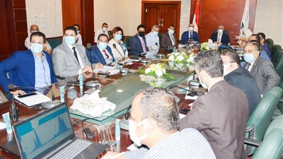 محافظ سوهاج يوجه بالعمل على زيادة أعداد أسرة العناية المركزة بالمستشفيات