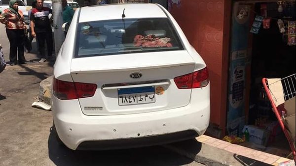 سيارة تصعد على رصيف