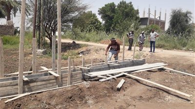 إزالة مخالفة بناء على ترعة رمسيس بغرب الأقصر