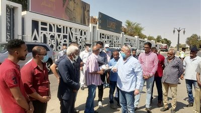 محافظ الأقصر يوجه بتعديل بعض الميادين بطريق المطار لملاءمة السيولة المرورية