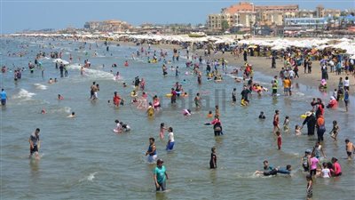 زحام غير مبسوق من المصطافين على شواطئ بورسعيد في العطلة الأسبوعية (صور)