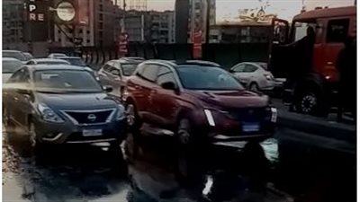 انتظام الحركة المرورية بكوبري أكتوبر بعد السيطرة على حريق سيارة (فيديو)