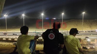 من أعلى نقطة.. أسرة مصرية تتابع الموكب الملكي لنقل مركب خوفو (صور)