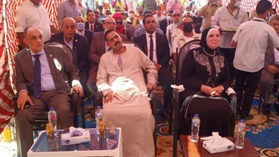 وزيرة الصناعة توجه بتقديم التسهيلات اللازمة لحل مشكلات المستثمرين في قنا (صور)