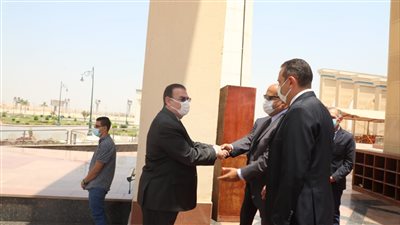 نقيب المهندسين يتلقى العزاء في حسب الله الكفراوي بمسجد المشير