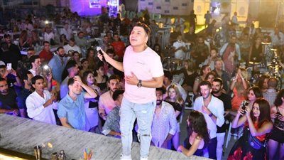 إيحاءات جنسية في حفل عمر كمال بالساحل.. ومحامٍ يطالب بمحاكمته