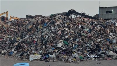 وزير التنمية المحلية يعنف مسئولي بورسعيد بسبب تراكم القمامة.. والمحافظ: مش هديكم ولا جنيه (صور) 