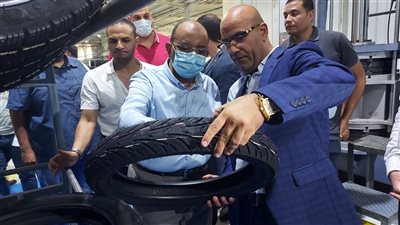 وزير التنمية المحلية يشهد إنتاج أول إطار سيارة صنع في مصر ببورسعيد (صور)