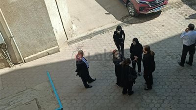 ميرفت أمين تنتظر خروج جثمان صديقة عمرها دلال عبد العزيز