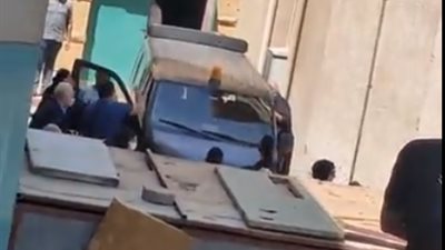 لحظة خروج جثمان دلال عبد العزيز من مستشفى زايد التخصصي (فيديو)