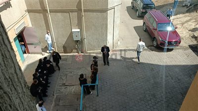 شقيقة دلال عبد العزيز تشارك في تشييع جثمان الفنانة الراحلة