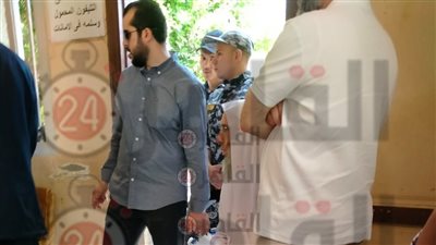 بسيارة فارهة وجلباب أبيض.. لحظة وصول الشيخ محمد حسان للمحكمة لسماع شهادته في قضية داعش إمبابة (فيديو)