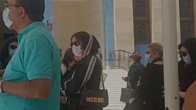 انهيار إلهام شاهين في جنازة دلال عبد العزيز