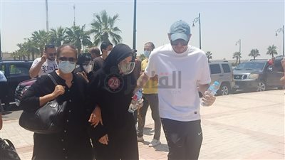 حزنًا على صديقة عمرها.. ميرفت أمين تظهر متكأة على أحد المشيعين في جنازة دلال عبد العزيز (صور)