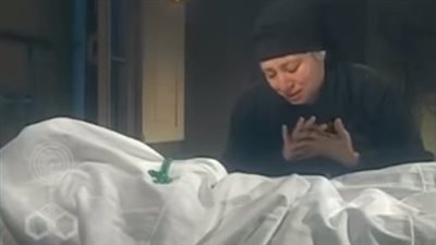 خشيت من تلقائية عبلة كامل.. نرصد كواليس خلف الكاميرا للحظة موت دلال عبد العزيز منذ 20 عامًا