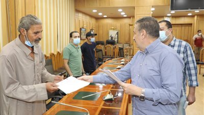 محافظ المنوفية يُسلم عقود أكشاك نموذجية بالمجان للمستحقين (صور)