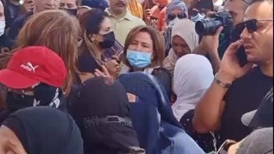 انفعال إلهام شاهين وانهيار شقيقة سمير غانم في عزاء دلال عبد العزيز (صور وفيديو)